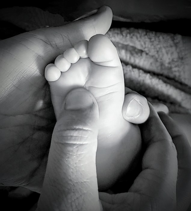 massage d'un pied de bébé