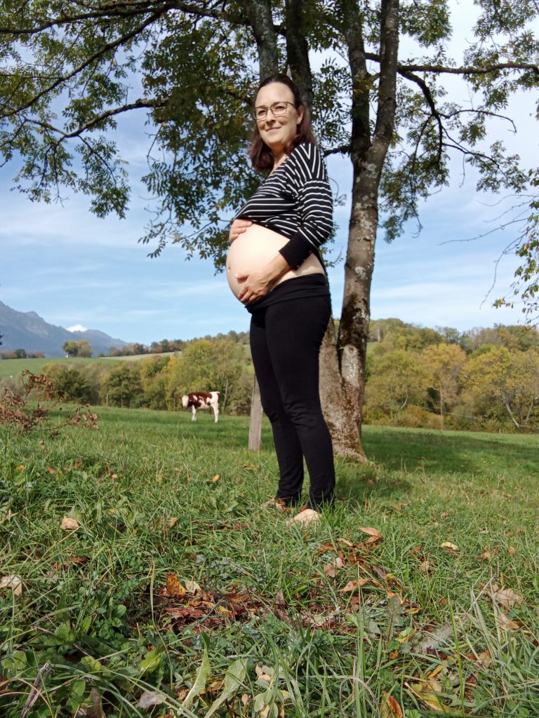 Femme enceinte en pleine nature